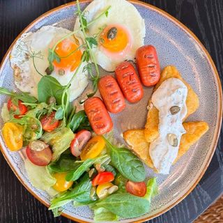 Сніданок з хешбраунами, скремблом і сосисками