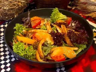 Салат з куркою та персиком (220g)
