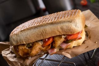 Kanapka z mięsem i warzywami