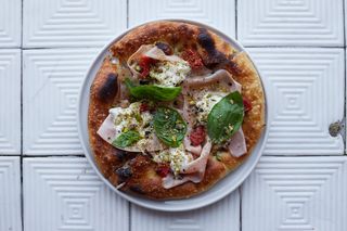 Мортадела з фісташками та страчателлою