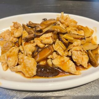Pollo con bambù e funghi