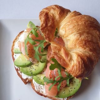 Croissant relleno de aguacate tomate y salmón ahumado 