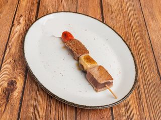 Brocheta de atún, champiñón y tomate cherry