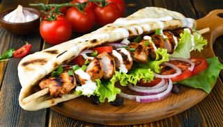 Пилешки дюнер с дълъг лаваш