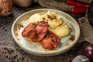 ФІле запеченого курячого стегна з паприкою та вершковою товчанкою