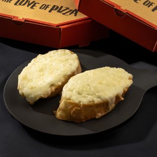 ნივრიანი კრუტონი ყველით