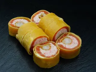Roll z łososiem i tamago (8 szt) (265g)