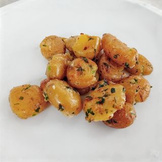 Patatas baby con ajo y perejil