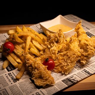 Crispy de pui nepicant cu sos tartar, salată de varză și cartofi prăjiți