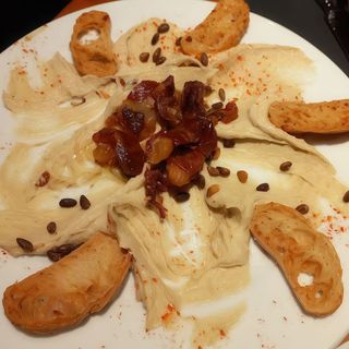 Hummus Con Crujiente De Jamon Y Piñones