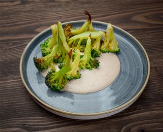 Broccoli cu sos de nuci de pin