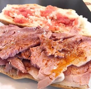 Bocadillo De Lacón Cocido Con Pimientos Al Horno