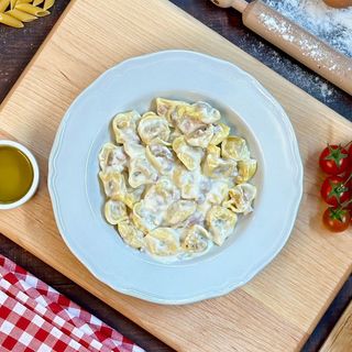 Tortellini Bolognesi con Panna e Prosciutto