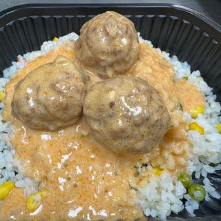 Мітболи в томатно-вершковому соусі з рисом з овочами 