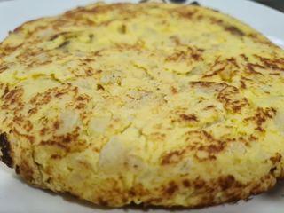 Tortilla casera de patatas con cebolla