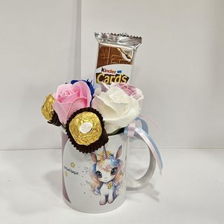 Caneca unicórnio com rosas e chocolates