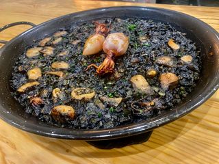Arroz Negro Con Chipirones Y Calamares (2 Personas)