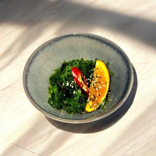 Салат із водоростей Чука з горіховим соусом (170г/40г)