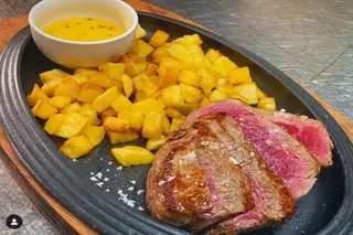 Filetto di manzo danish crown con patate e salsa bernese della casa