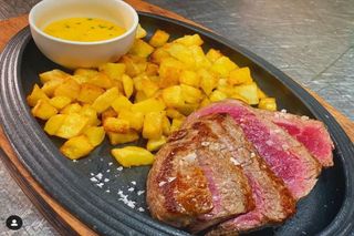 Filetto di manzo danish crown con patate e salsa bernese della casa