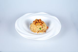 73. Riso saltato con pollo, verure e uova