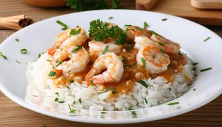 Creveți în sos de vin cu orez sârbesc