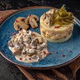 Befstoganof cu mușculeți de vită și ciuperci