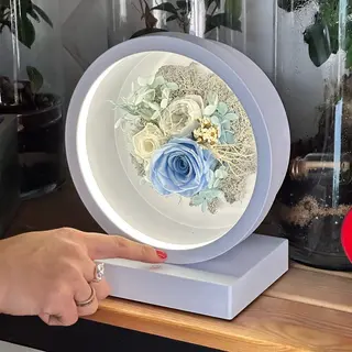 Lampe LED avec Fleurs en Bleu Ciel et Boîtier Blanc