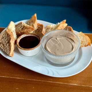 Паштет з курячої печінки з вершковим маслом і соусом з чорної смородини