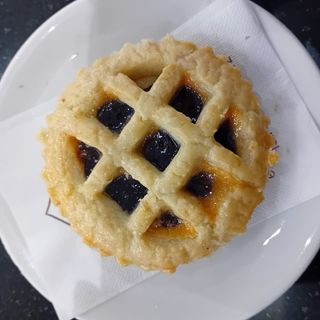 Crostatina tonda scura marmellata ciliegia