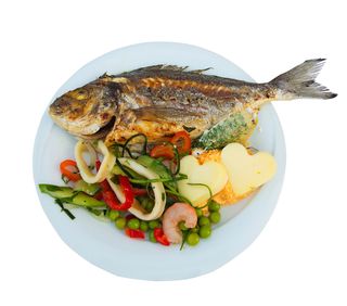 Скумрия на скара с картофена салата и зеле (400г)