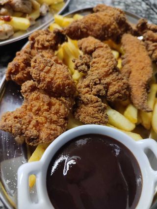Tiras de pollo con patatas fritas (media ración)
