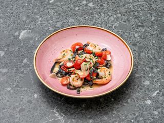 Czarne tagliatelle z krewetkami