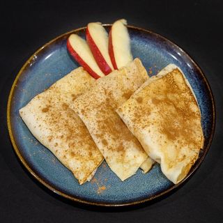 NALEŚNIKI Z PRAŻONYM JABŁKIEM I CYNAMONEM