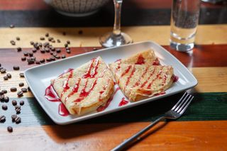 Clatite cu dulceata de visine