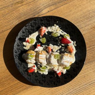 Сирники у ванільному соусі з сезонними фруктами