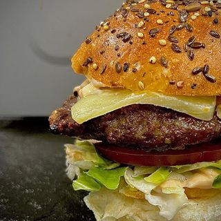 Il Formaggio burger, cartofi chips, sos chili mayo