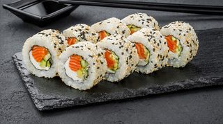 Рол Філадельфія з лососем в кунжуті