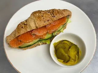 Круасан з лососем слабосоленим (150 / 50g)