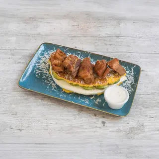 Cachapa De Chicharrón Con Queso De Mano Y Aguacate
