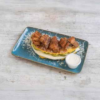 Cachapa De Chicharrón Con Queso De Mano Y Aguacate