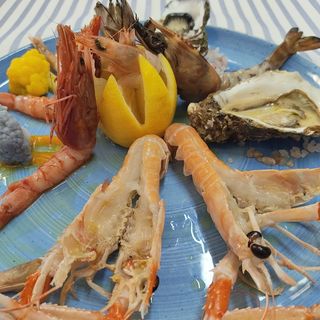 Selezione di crudi con crostacei e ostriche