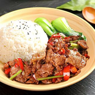 Stir-fried yellow beef rice bowl