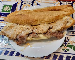 Bocadillo De Lomo Fresco Con Queso