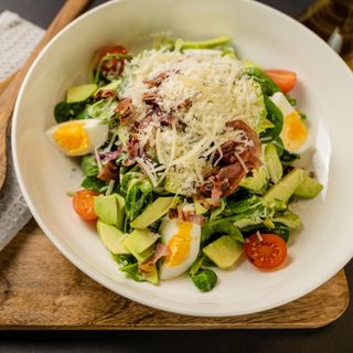 Avocado and crispy bacon salad