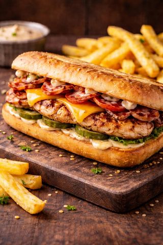 Сандвич с пил. филе чедар айсберг домати сос картофи