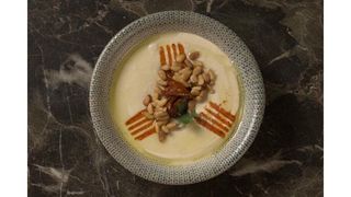 Hummus cu muguri de pin