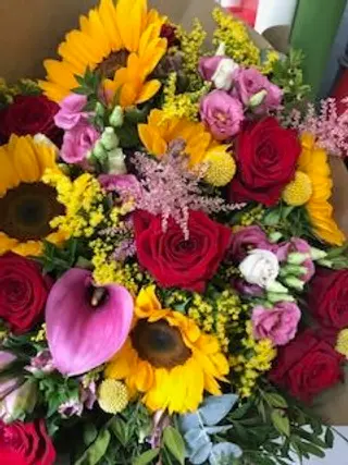 Bouquet girasole e rose rosse