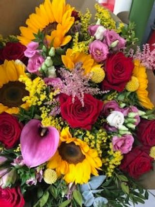 Bouquet girasole e rose rosse