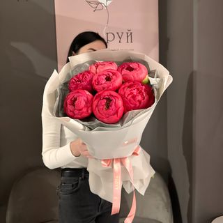 Букет комплімент з 7 коралових півоній 